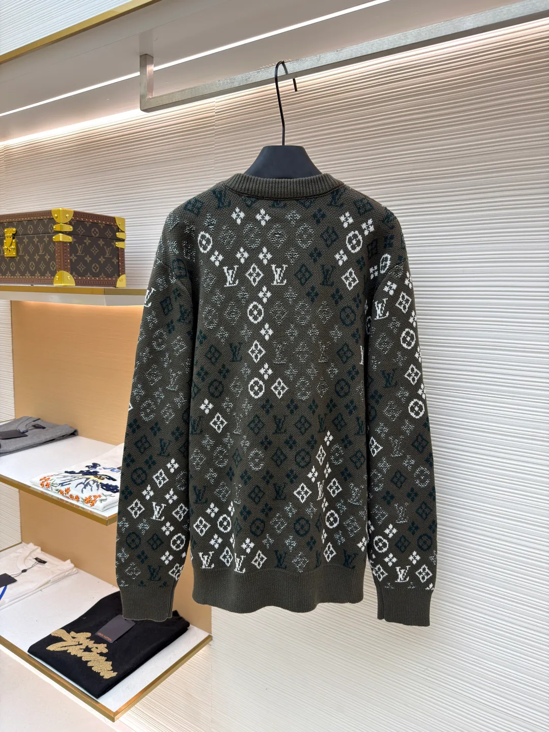 LOUIS VUITTON all-over printed jacquard round neck knitted pullover ●Original version: Purchased and developed by 16360 ●Item number: 1681670-B35 ●Fabric: 100% cotton ●Technology: knitted ●Color: dark green ●Version: Fitted version ●Weight: about 740g ●Size: S-M-L-XL ●Description: This sweater is made of high-quality wool blended fabric, which is soft to the touch and has excellent warmth retention. The overall design adopts a round neck, and the collar, cuffs and hem are all ribbed, with moderate elasticity, comfortable to wear and not easy to deform. The main part uses jacquard technology, and the pattern is composed of the brand's iconic letters and geometric figures. The colors are distinct and the three-dimensional effect is strong. Multi-colored yarns are interwoven during the jacquard process to ensure clear patterns and long-lasting washability. The knitting density is uniform and the number of stitches per inch is precisely controlled to ensure the stiffness and breathability of the clothing. The splicing of the shoulders and sleeves adopts seamless technology, with smooth and natural lines without excess threads. The overall workmanship is fine, and every stitch is even and neat, reflecting the high-quality production process. The overall wiring is straight and delicate, the fabric is comfortable and soft, and the color is consistent without color difference. It can be matched with the same style to create a fashionable look and control various occasions. Customized accessories, complete with three standards, same style for men and women!
